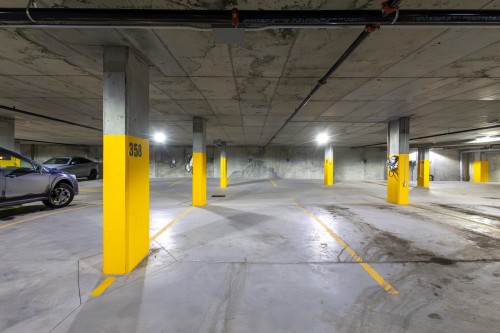 Garage - 221-585 Av. Glengarry, Mont-Royal, QC - Indoor Photo Showing Garage