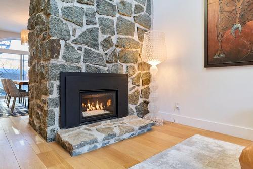 Den - 737  - 739 Rue De Versailles, Montréal (Ville-Marie), QC - Indoor Photo Showing Living Room With Fireplace