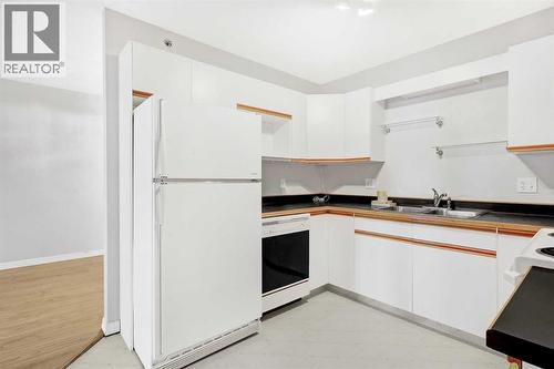 403, 9919 99 Avenue, Grande Prairie, AB - Indoor Photo Showing Kitchen With Double Sink