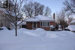 LOWER - 208 OAKRIDGE DRIVE  Toronto, ON M1M 2B3