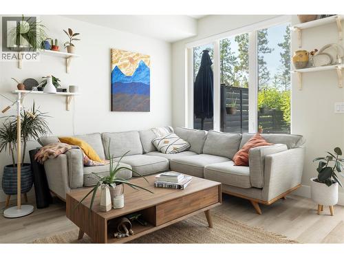 12798 Lake Hill Drive Unit# 8, Lake Country, BC - Indoor Photo Showing Living Room