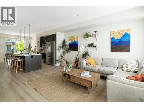 12798 Lake Hill Drive Unit# 8, Lake Country, BC - Indoor Photo Showing Living Room