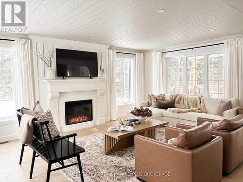 272 Cosman Crescent, Temiskaming Shores (New Liskeard), ON - Indoor Photo Showing Living Room With Fireplace