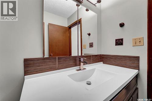 211 Main Street, Vanscoy, SK - Indoor Photo Showing Bathroom