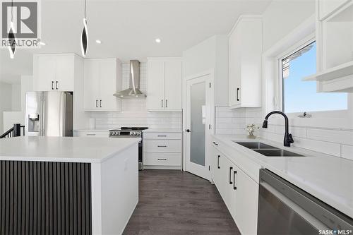 400 Eldorado Street, Warman, SK - Indoor Photo Showing Kitchen With Stainless Steel Kitchen With Double Sink With Upgraded Kitchen