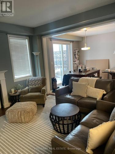 229 Pineglen Crescent, Kitchener, ON - Indoor Photo Showing Living Room