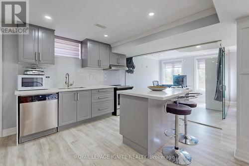 24 Arrowpoint Drive, Brampton, ON - Indoor Photo Showing Kitchen With Upgraded Kitchen