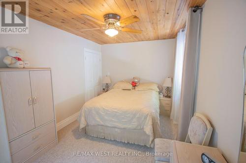 1158 Lorne Lane, Dysart Et Al, ON - Indoor Photo Showing Bedroom