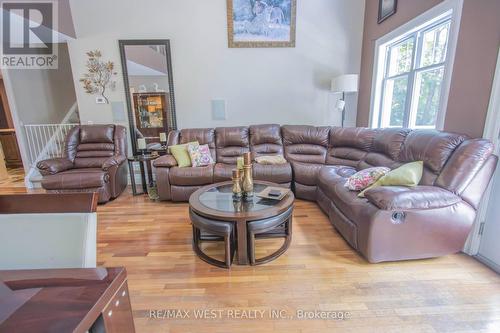 1158 Lorne Lane, Dysart Et Al, ON - Indoor Photo Showing Living Room