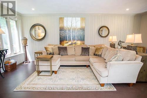 92 Highland Drive, Brantford, ON - Indoor Photo Showing Living Room
