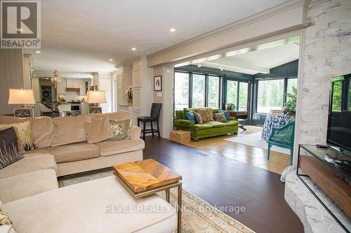 92 Highland Drive, Brantford, ON - Indoor Photo Showing Living Room