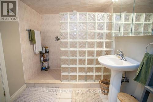 92 Highland Drive, Brantford, ON - Indoor Photo Showing Bathroom