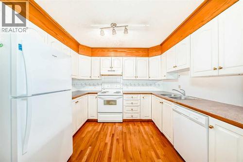 1, 642 Mcdougall Road Ne, Calgary, AB - Indoor Photo Showing Kitchen With Double Sink