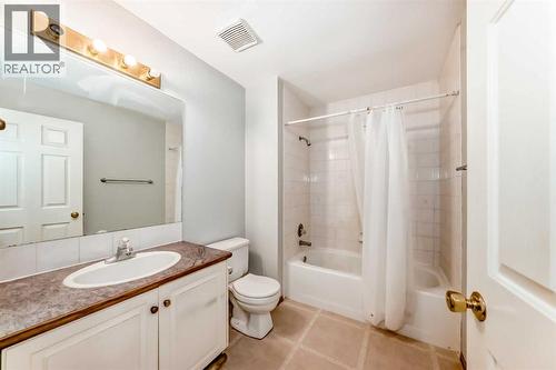 1, 642 Mcdougall Road Ne, Calgary, AB - Indoor Photo Showing Bathroom