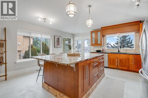 2034 Horizon Drive, West Kelowna, BC - Indoor Photo Showing Kitchen