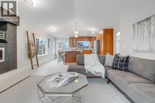 2034 Horizon Drive, West Kelowna, BC - Indoor Photo Showing Living Room