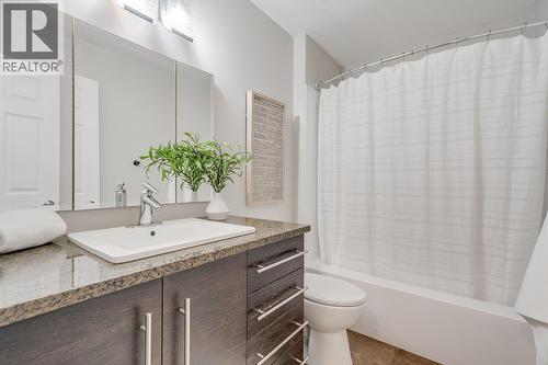Main floor bathroom - 2034 Horizon Drive, West Kelowna, BC - Indoor Photo Showing Bathroom