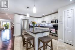 Modern kitchen With Centre Island & Breakfast Bar - 