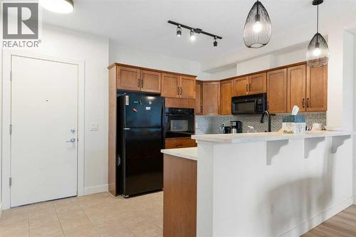 212, 3111 34 Avenue Nw, Calgary, AB - Indoor Photo Showing Kitchen