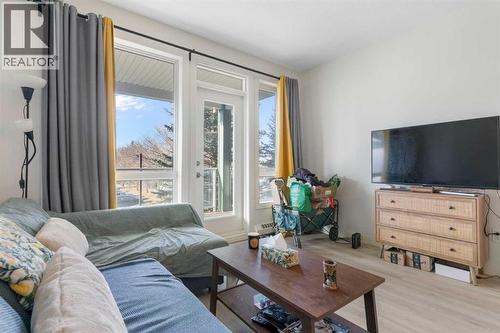 212, 3111 34 Avenue Nw, Calgary, AB - Indoor Photo Showing Living Room