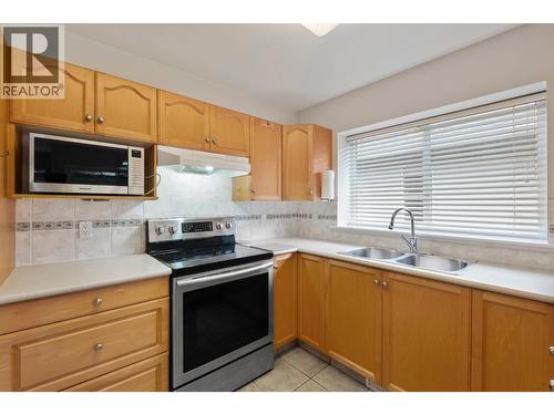 3788 Bird Place Unit# 146, Kelowna, BC - Indoor Photo Showing Kitchen With Double Sink