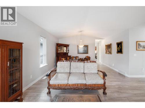 3788 Bird Place Unit# 146, Kelowna, BC - Indoor Photo Showing Living Room
