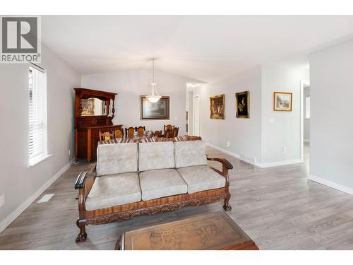 3788 Bird Place Unit# 146, Kelowna, BC - Indoor Photo Showing Living Room