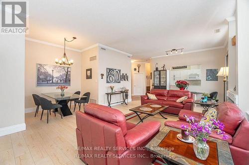 Ph03 - 7 Dayspring Circle, Brampton, ON - Indoor Photo Showing Living Room
