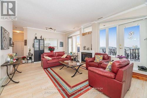 Ph03 - 7 Dayspring Circle, Brampton, ON - Indoor Photo Showing Living Room