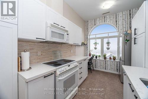 Ph03 - 7 Dayspring Circle, Brampton, ON - Indoor Photo Showing Kitchen With Upgraded Kitchen