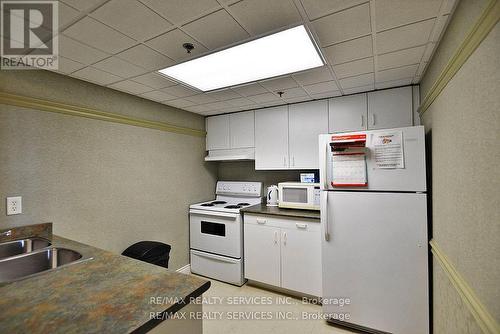 Ph03 - 7 Dayspring Circle, Brampton, ON - Indoor Photo Showing Kitchen With Double Sink