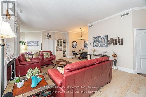 Ph03 - 7 Dayspring Circle, Brampton, ON - Indoor Photo Showing Living Room