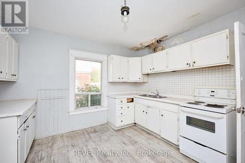 5806 Prince Edward Avenue, Niagara Falls (Hospital), ON - Indoor Photo Showing Kitchen With Double Sink