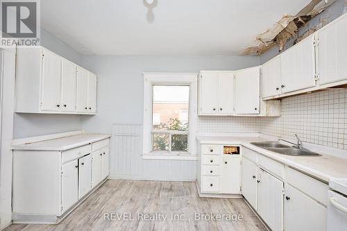 5806 Prince Edward Avenue, Niagara Falls (Hospital), ON - Indoor Photo Showing Kitchen With Double Sink