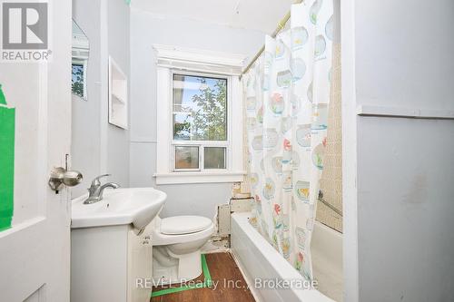 5806 Prince Edward Avenue, Niagara Falls (Hospital), ON - Indoor Photo Showing Bathroom