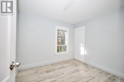 5806 Prince Edward Avenue, Niagara Falls (Hospital), ON - Indoor Photo Showing Other Room