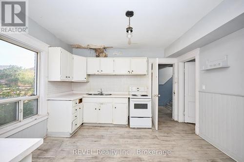 5806 Prince Edward Avenue, Niagara Falls (Hospital), ON - Indoor Photo Showing Kitchen With Double Sink
