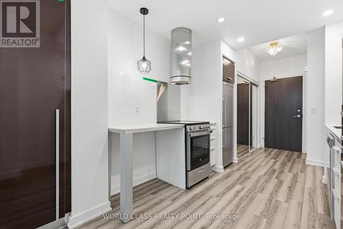 516 - 38 Dan Leckie Way, Toronto, ON - Indoor Photo Showing Kitchen