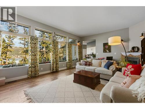 2129 South Lakeside Drive, Williams Lake, BC - Indoor Photo Showing Living Room