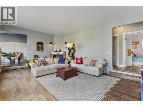 2129 South Lakeside Drive, Williams Lake, BC - Indoor Photo Showing Living Room