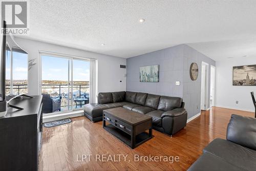 Ph06 - 51 Baffin Court, Richmond Hill, ON - Indoor Photo Showing Living Room