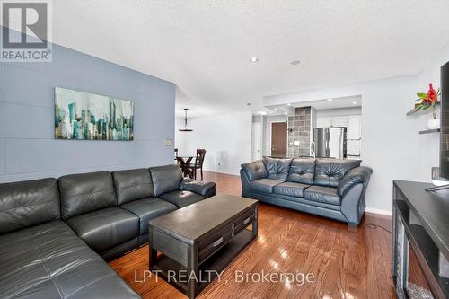 Ph06 - 51 Baffin Court, Richmond Hill, ON - Indoor Photo Showing Living Room