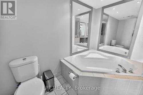 Ph06 - 51 Baffin Court, Richmond Hill, ON - Indoor Photo Showing Bathroom