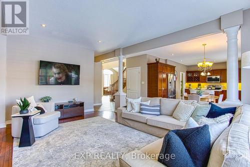52 Biggs Avenue, Hamilton, ON - Indoor Photo Showing Living Room