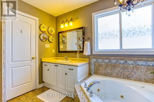 52 Biggs Avenue, Hamilton, ON - Indoor Photo Showing Bathroom