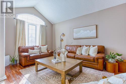 52 Biggs Avenue, Hamilton, ON - Indoor Photo Showing Living Room