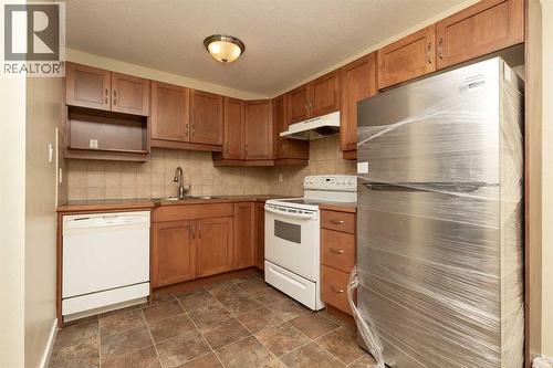 3, 2402 23 Street N, Lethbridge, AB - Indoor Photo Showing Kitchen