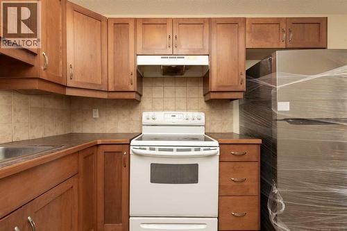 3, 2402 23 Street N, Lethbridge, AB - Indoor Photo Showing Kitchen