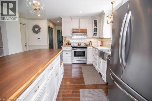 92 Highland Drive, Brantford, ON - Indoor Photo Showing Kitchen With Upgraded Kitchen