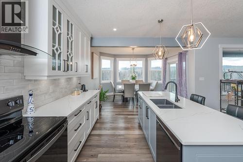 7204 Foxridge Drive, Prince George, BC - Indoor Photo Showing Kitchen With Double Sink With Upgraded Kitchen